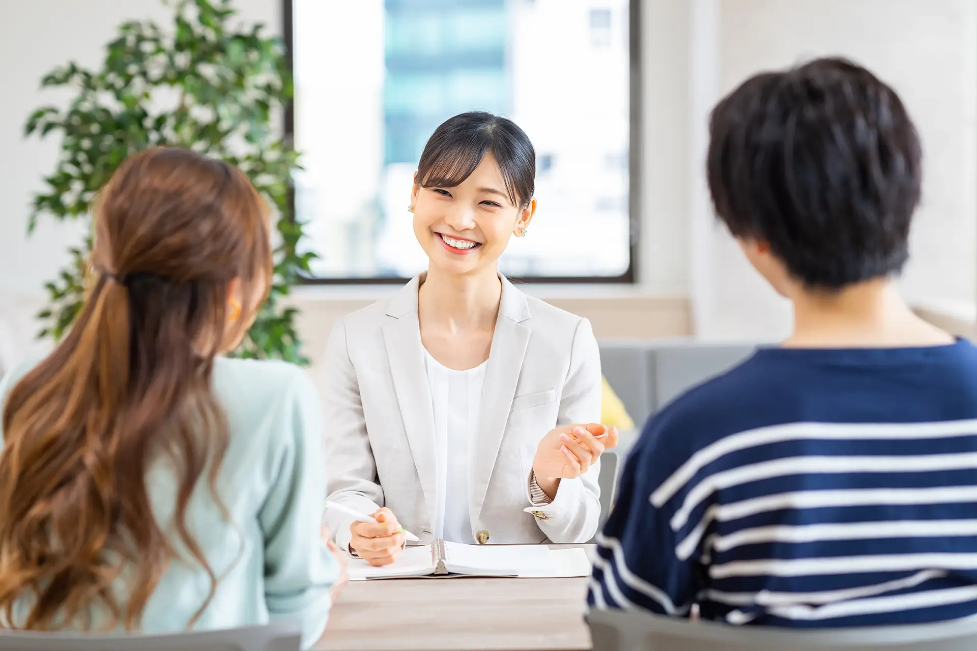 ビジネスマンとお客様が話している様子 画像